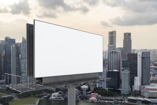 Cartellone stradale bianco vuoto con sfondo paesaggio urbano di Singapore al tramonto Poster pubblicitario di strada mock up rendering 3D Vista laterale Il concetto di comunicazione di marketing per vendere un'idea