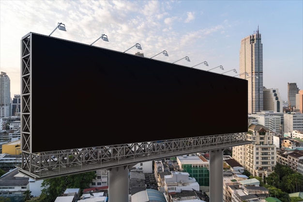 Cartellone stradale nero vuoto con sfondo paesaggio urbano di Bangkok al tramonto Poster pubblicitario di strada mock up rendering 3D Vista laterale Il concetto di comunicazione di marketing per promuovere o vendere un'idea
