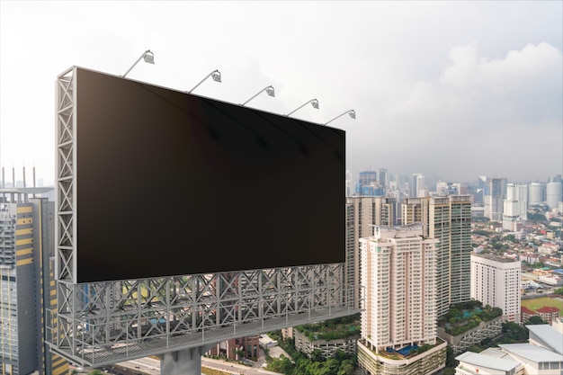 Cartellone stradale nero vuoto con sfondo paesaggio urbano di Kuala Lumpur al giorno Poster pubblicitario di strada mock up rendering 3D Vista laterale Il concetto di comunicazione di marketing