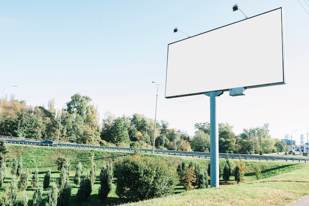 Cartellone vuoto in campagna