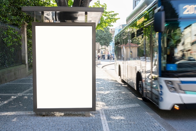 Cartellone vuoto in città - mock up per la pubblicità