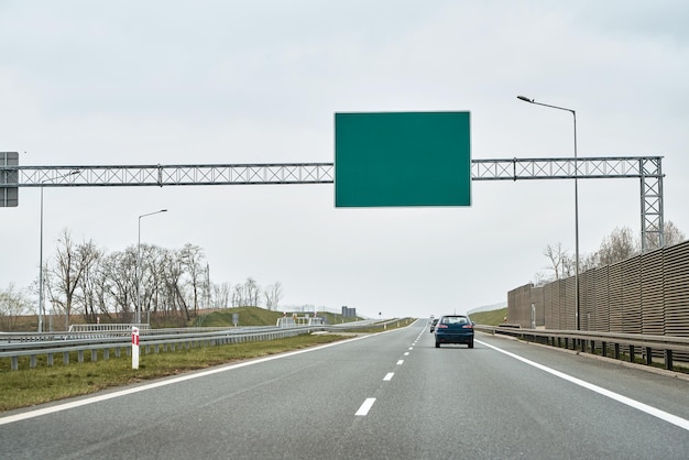 Cartellone vuoto o modello di cartello stradale sull'autostrada Cartellone vuoto per la pubblicità situato sull'autostrada