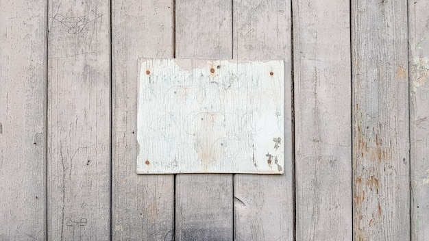 Cartelloni su un modello di parete in legno rustico. cornici d'epoca su un vecchio muro di legno. Struttura di legno grigia del fondo con lo spazio della copia. tavolo in legno da parete.