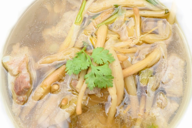 Cartilagini di maiale e zuppa di bambù conservata in stile cinese sul concetto di cibo e bevande