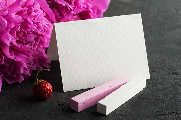 Cartolina con gesso, fiori di peonia