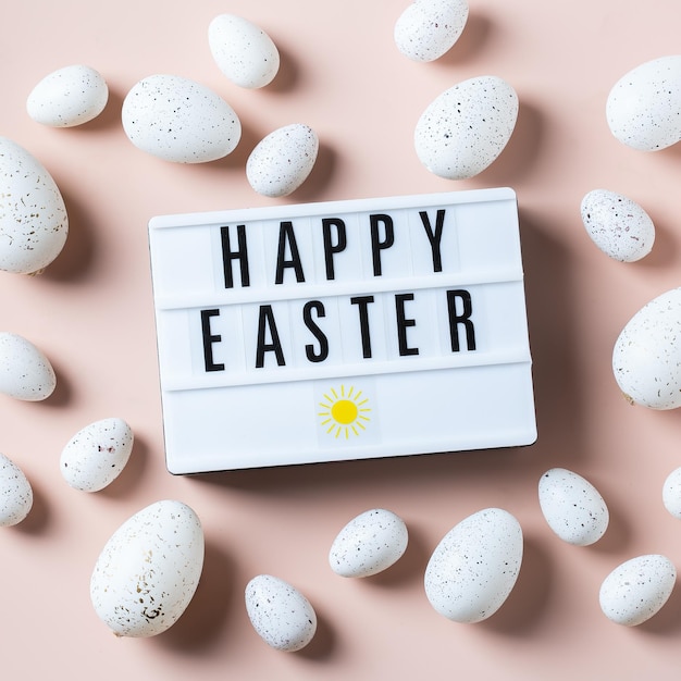 Cartolina d'auguri di buona Pasqua con uova su sfondo rosa