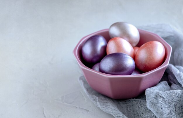 Cartolina d'auguri di Pasqua con le uova di Pasqua colorate su sfondo grigio.