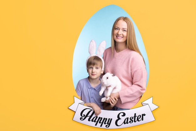 Cartolina d'auguri di Pasqua con una giovane donna felice e il suo piccolo figlio