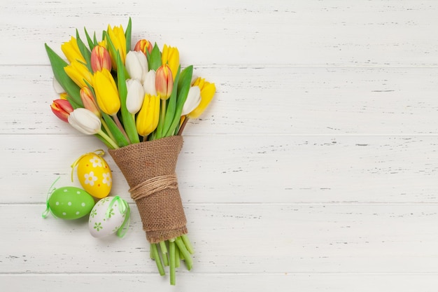 Cartolina d'auguri di Pasqua con uova di Pasqua e tulipani