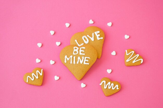 Cartolina d'auguri di San Valentino, biscotti di zucchero fatti a mano a forma di cuore