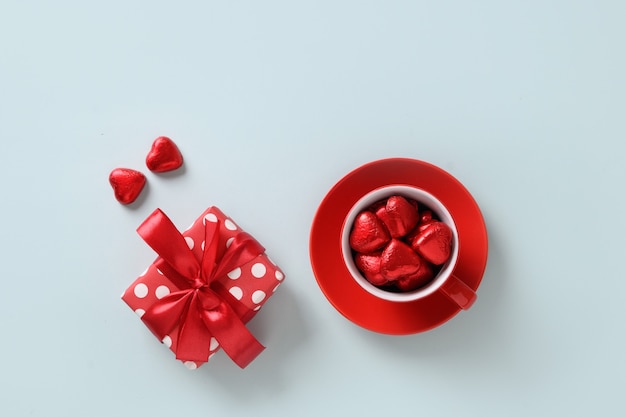 Cartolina d'auguri di San Valentino con dolci cuore rosso, regalo e tazza