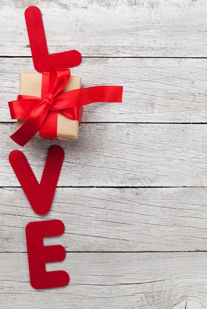 Cartolina d'auguri di San Valentino con parola d'amore e regalo