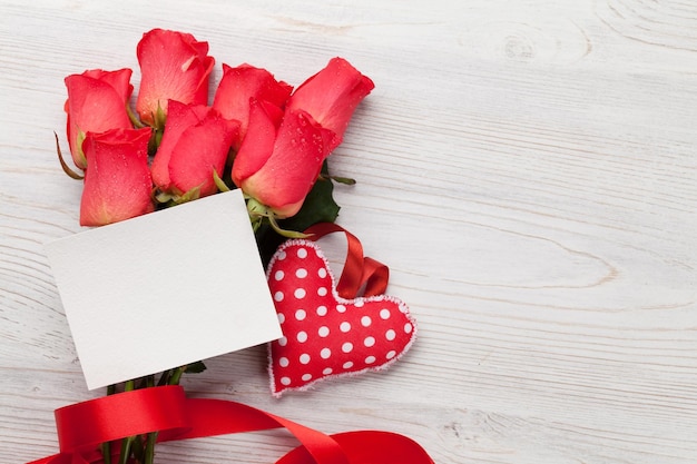 Cartolina d'auguri di San Valentino con rose rosse