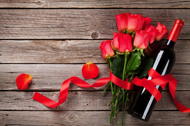 Cartolina d'auguri di San Valentino con vino e rose