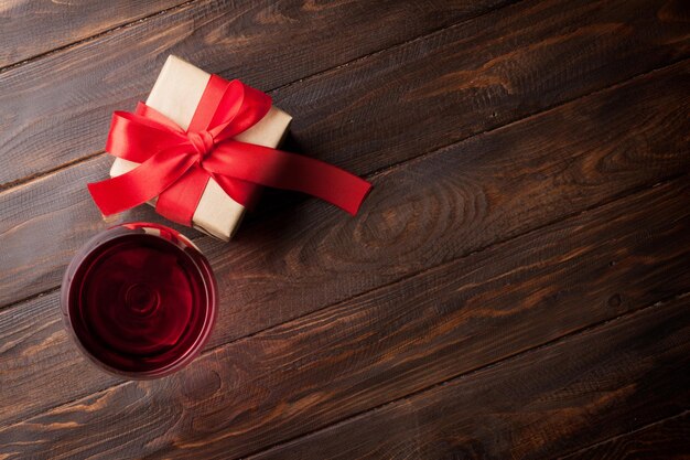 Cartolina d'auguri di San Valentino con vino rosso