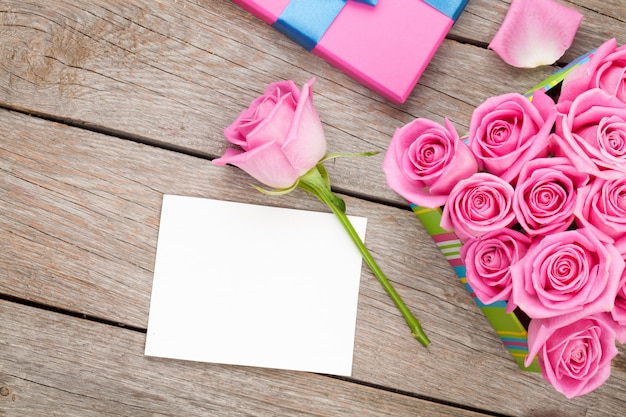 Cartolina d'auguri di San Valentino o cornice e confezione regalo pieno di rose rosa