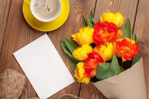 Cartolina d'auguri e caffè di tulipani colorati