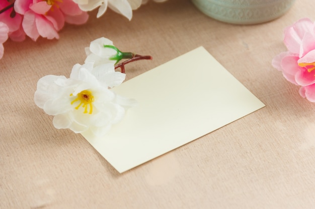 Cartolina d'auguri in bianco con il mazzo di fiori