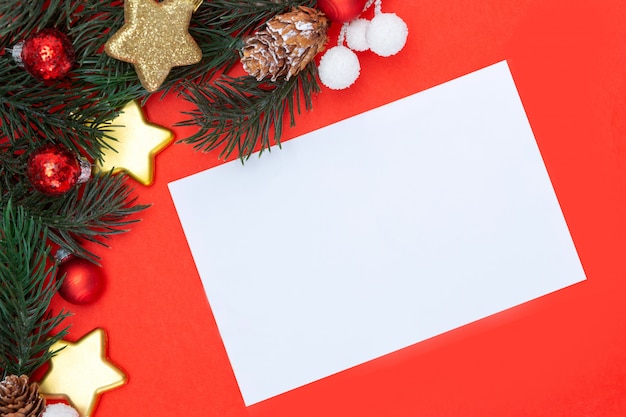 Cartolina d&#39;auguri in bianco di feste di natale su una priorità bassa rossa