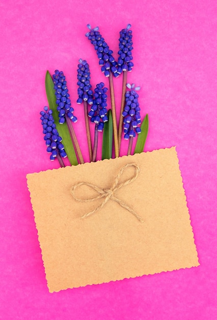 Cartolina d'auguri romantica carina con un mazzo di fiori blu