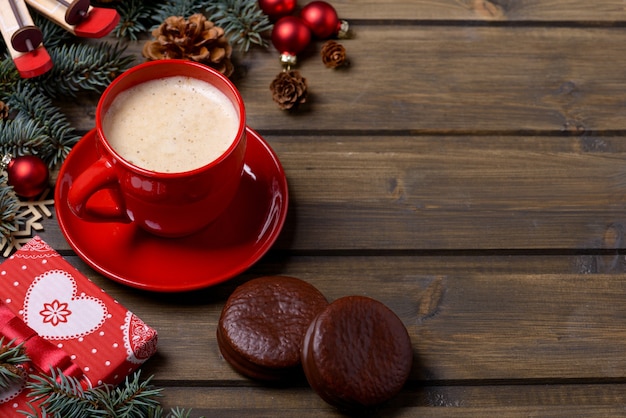 Cartolina di Natale con caffè in tazza rossa e confezione regalo