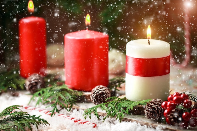 Cartolina di Natale con candele accese e decorazioni