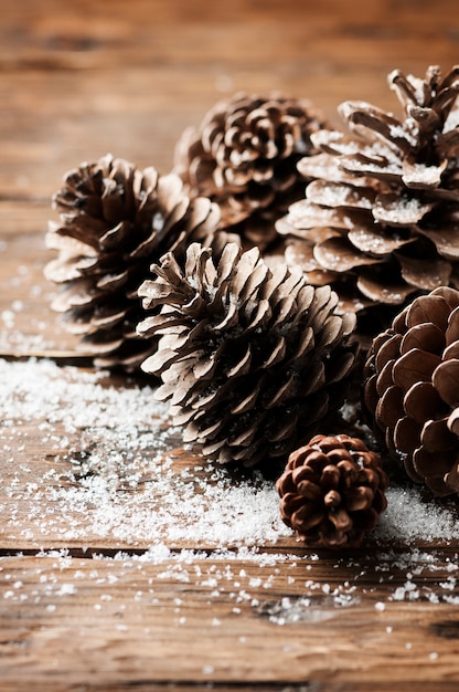 Cartolina di Natale con coni sul tavolo di legno