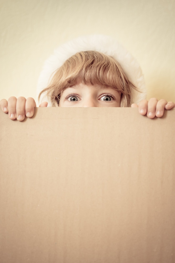 Foto cartolina di natale della holding del bambino in bianco. concetto di vacanza di natale