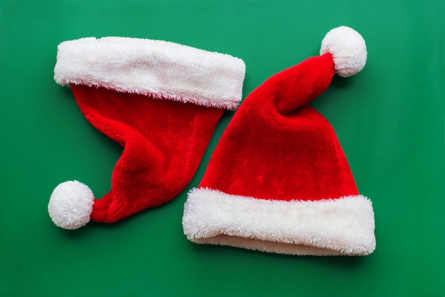 Cartolina di Natale due rosso bianco cappello di Babbo Natale verde