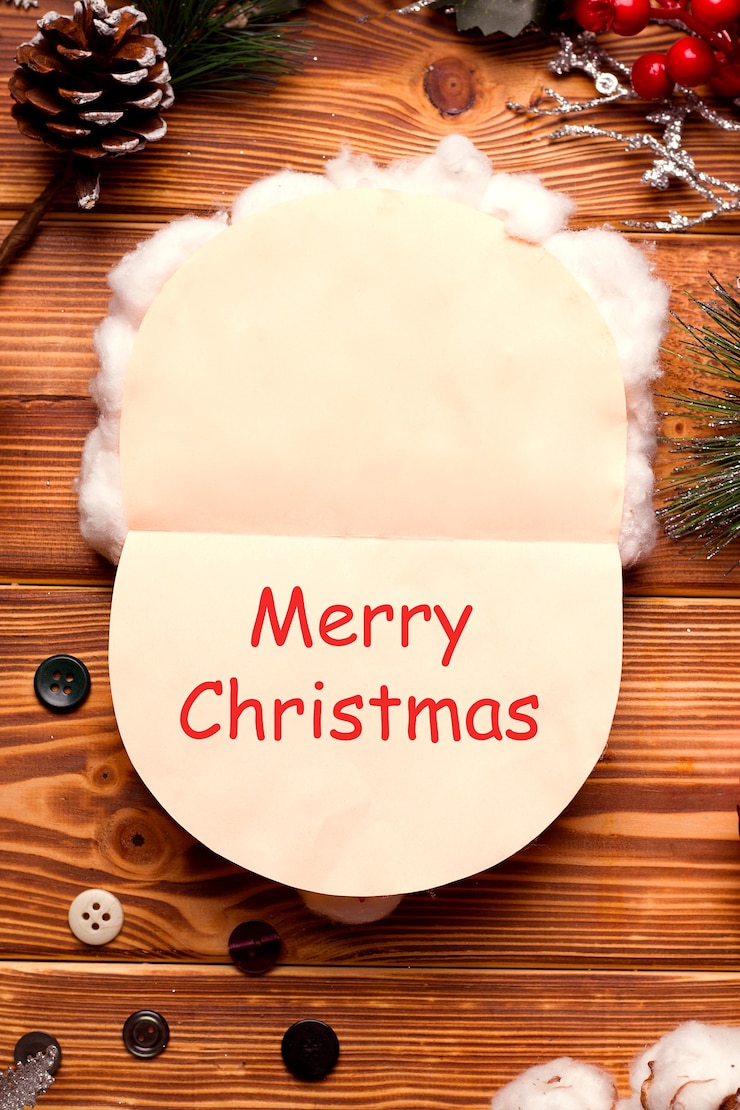 Foto cartolina di natale fai da te passo dopo passo. da carta colorata e cotone idrofilo su un tavolo di legno.