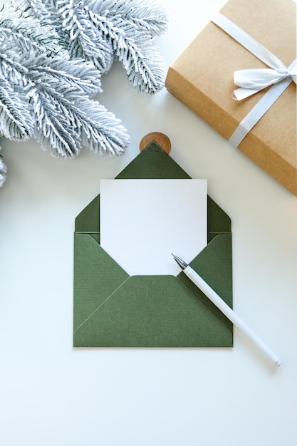 Cartolina di Natale flat lay Moderno biglietto di auguri mock up composizione con decorazioni natalizie su sfondo bianco Modello di cartolina vuota con spazio per testo Buon Natale e buone feste