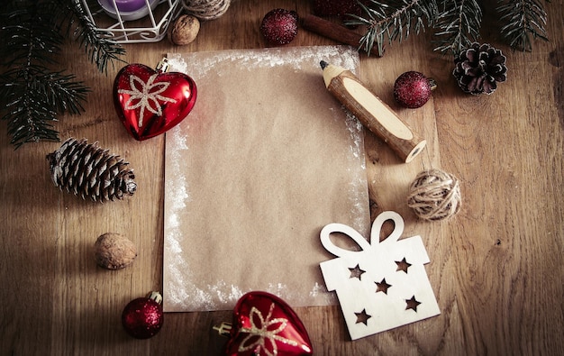 Cartolina di Natale in bianco su sfondo di legno in stile retrò