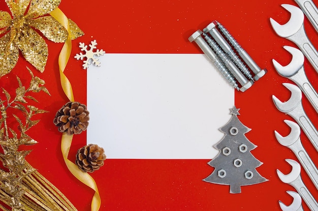 Cartolina di Natale in bianco su sfondo rosso con strumenti e decorazioni