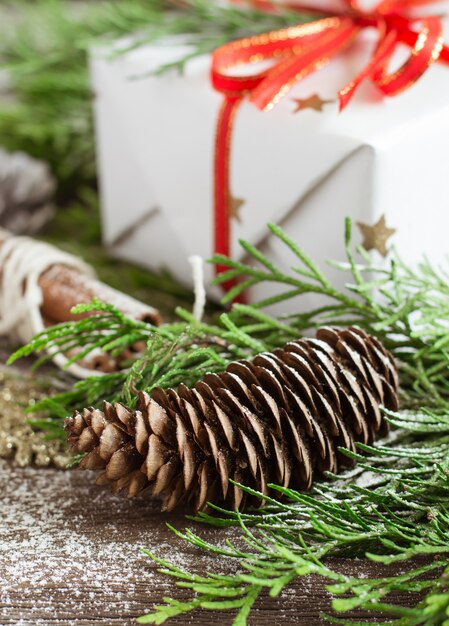 Cartolina di Natale in stile ecologico naturale. Cono di Natale e regalo avvolti in carta