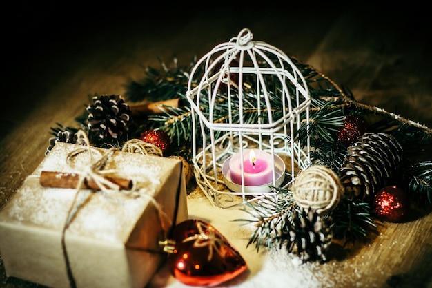 Cartolina di Natale una confezione regalo di festa e un arrangiamento natalizio festivo