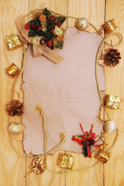 Cartolina di Natale vintage con ornamenti