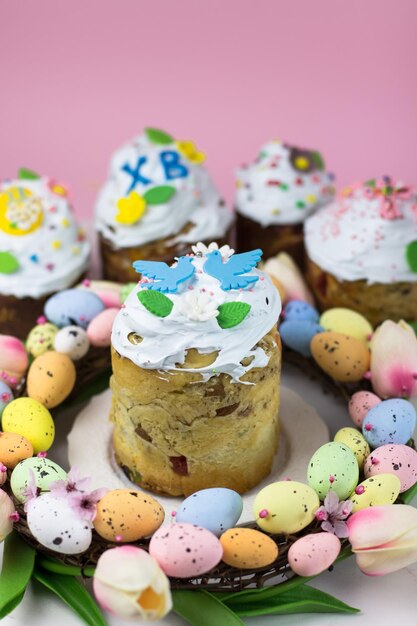 Cartolina di Pasqua Kulich con fondente di zucchero in una corona di tulipani e uova Caramello di marshmallow con decorazione