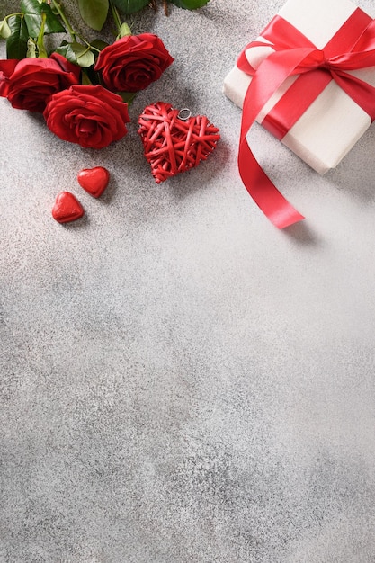 Cartolina di San Valentino con rose regalo di biscotti al caffè e lettera d'amore