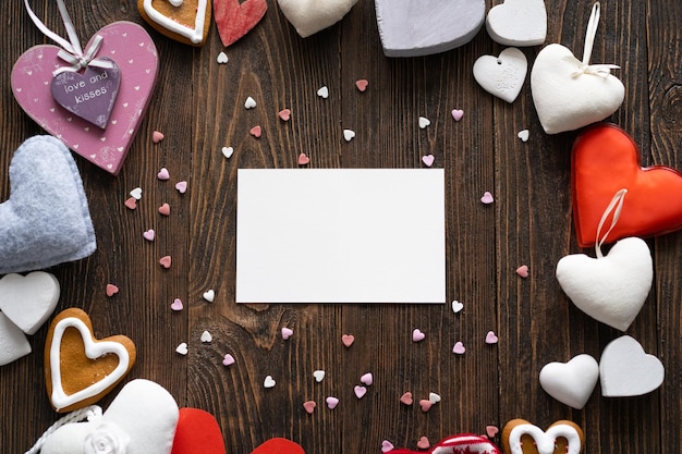 Cartolina di San Valentino Concetto di amore per la festa della mamma o San Valentino Cuori di San Valentino felici su sfondo di legno Cartolina di San Valentino con spazio per il testo