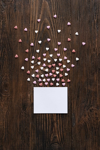 Cartolina di San Valentino Concetto di amore per la festa della mamma o San Valentino Cuori di San Valentino felici su sfondo di legno Cartolina di San Valentino con spazio per il testo