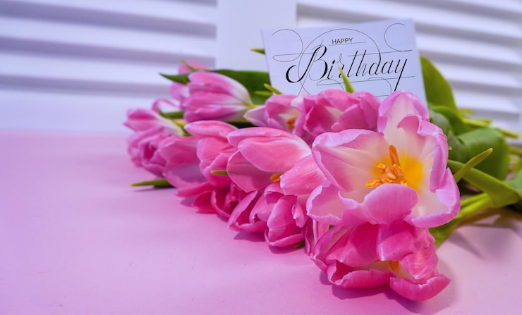 Foto cartolina internet con un saluto di compleanno con l'iscrizione buon compleanno