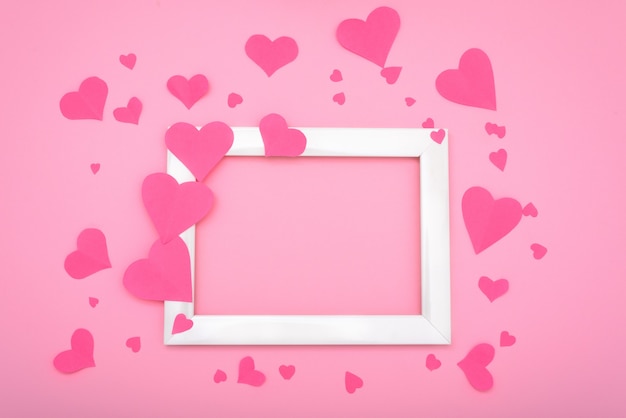 Cartolina per biglietti di auguri con cuori rosa su sfondo rosa, il giorno di San Valentino. il mocap copyspace.