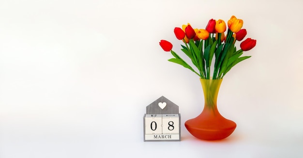 Cartolina per l'8 marzo Un bouquet di tulipani e un calendario con la data Con copia spazio