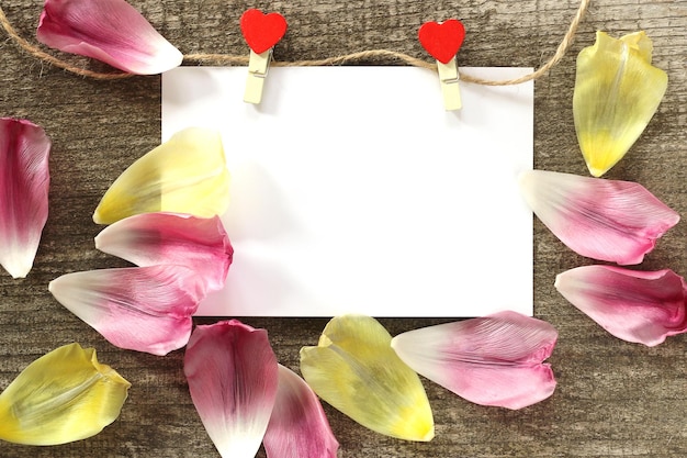 Cartolina per la festa della donna 8 marzo con tulipani Carta bianca su fondo in legno Flaylat primaverile