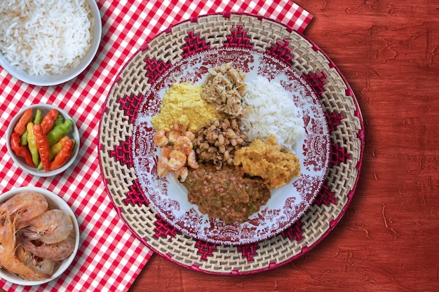 Caruru brasiliano tradizionale piatto di cibo vista dall'alto.