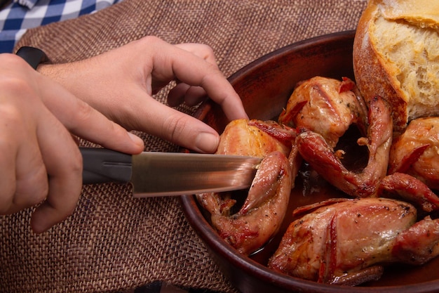 Carving uccello arrosto Coltello da cucina nelle mani dell'uomo