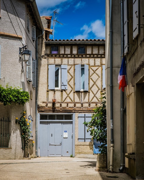 Casa a graticcio e persiane azzurre nel borgo medievale di Fanjeaux, ad Aude