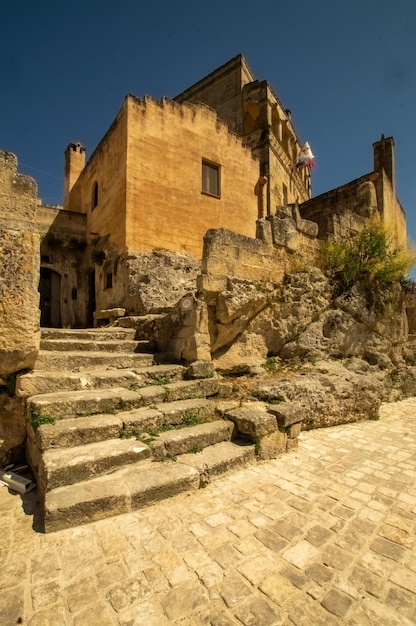 Casa a tinghir casa tradizionale di argilla e terra di paglia casa con porte in acciaio blu una porta aperta