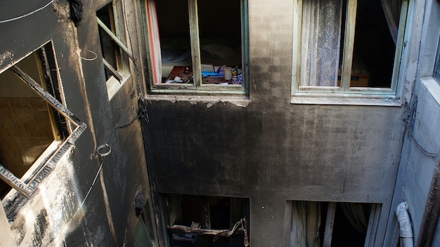 Casa abbandonata dopo un grande incendio