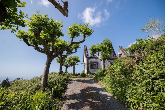 Casa abbandonata sulla collina